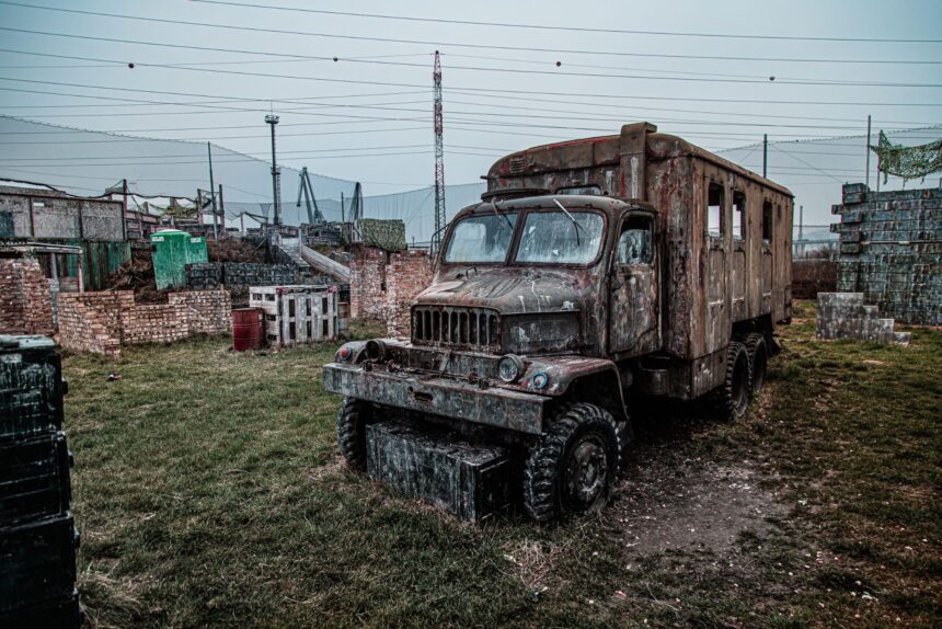 Prag ist mehr als nur eine Stadt voller Geschichte und beeindruckender Architektur. Wer bei seinem Besuch etwas anderes erleben möchte als klassische Sightseeing-Touren, sollte die Stadt auch von ihrer aktiven Seite entdecken. Paintball in Prag ist eine moderne Freizeitaktivität, die Adrenalin, Taktik und Teamgeist in einem unvergesslichen Erlebnis vereint. Kein Wunder also, dass sich immer mehr Gruppen, Freundeskreise und Junggesellenabschiede genau dafür entscheiden.