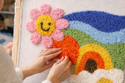 Haben Sie sich jemals gefragt, wie diese flauschigen, farbenfrohen Teppiche entstehen, die derzeit jede Social-Media-Plattform erobern? In diesem Artikel erfahren Sie alles über das faszinierende Handwerk des Tuftens und warum es zum ultimativen Trend für Kreative geworden ist. Tauchen Sie ein in die Welt der Textilkunst und entdecken Sie, wie Sie selbst zum Designer werden können. Lesen Sie weiter, um den Hype hinter der Tufting-Gun zu verstehen.