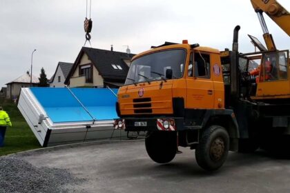 Ein eigener Swimmingpool im Garten ist für viele Hausbesitzer ein Traum – mit der richtigen Vorbereitung kann dieser Wunsch Realität werden. Der Weg von der Planung bis zum ersten Sprung ins kühle Nass umfasst mehrere wichtige Schritte. In diesem Leitfaden erfahren Sie, was Sie für den Poolbau brauchen, welche Informationen im Vorfeld entscheidend sind und welche Tipps Ihnen helfen, häufige Fehler zu vermeiden.