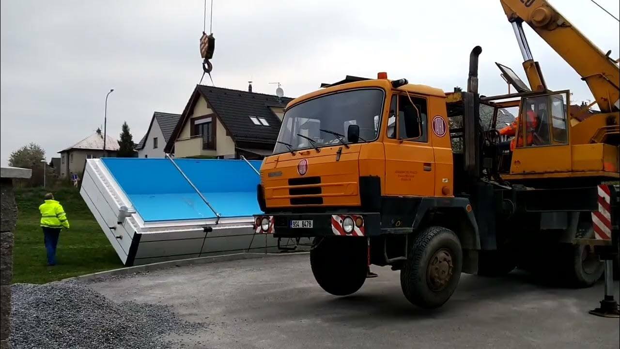 Ein eigener Swimmingpool im Garten ist für viele Hausbesitzer ein Traum – mit der richtigen Vorbereitung kann dieser Wunsch Realität werden. Der Weg von der Planung bis zum ersten Sprung ins kühle Nass umfasst mehrere wichtige Schritte. In diesem Leitfaden erfahren Sie, was Sie für den Poolbau brauchen, welche Informationen im Vorfeld entscheidend sind und welche Tipps Ihnen helfen, häufige Fehler zu vermeiden.