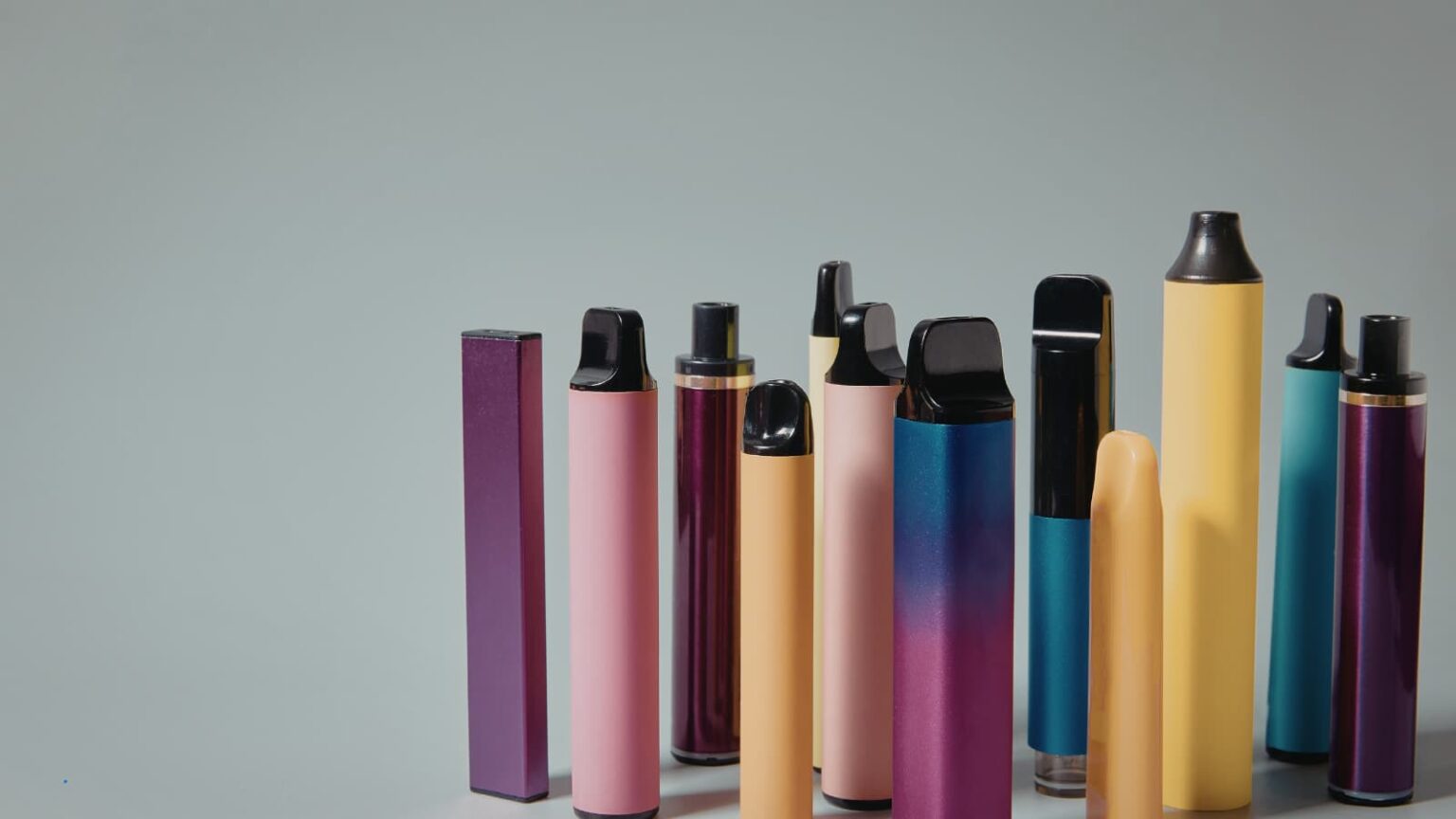 Wer heute einen zuverlässigen Vape Shop sucht, steht vor einer enormen Auswahl an Online- und stationären Anbietern. Die E-Zigaretten-Branche hat sich in den letzten Jahren stark weiterentwickelt. Neue Geräte, moderne Liquids und steigende Qualitätsanforderungen machen die Wahl des richtigen Shops wichtiger denn je. Gerade in Stuttgart lohnt es sich, genauer hinzuschauen, denn nicht jeder Anbieter überzeugt gleichermaßen bei Sortiment, Preis und Beratung. Damit du Zeit und Geld sparst, haben wir die beliebtesten Vape Shops in Stuttgart unter die Lupe genommen. In diesem Ratgeber erfährst du, worauf es bei der Auswahl wirklich ankommt und welcher Anbieter sich in Stuttgart klar an die Spitze setzt.