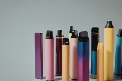 Wer heute einen zuverlässigen Vape Shop sucht, steht vor einer enormen Auswahl an Online- und stationären Anbietern. Die E-Zigaretten-Branche hat sich in den letzten Jahren stark weiterentwickelt. Neue Geräte, moderne Liquids und steigende Qualitätsanforderungen machen die Wahl des richtigen Shops wichtiger denn je. Gerade in Stuttgart lohnt es sich, genauer hinzuschauen, denn nicht jeder Anbieter überzeugt gleichermaßen bei Sortiment, Preis und Beratung. Damit du Zeit und Geld sparst, haben wir die beliebtesten Vape Shops in Stuttgart unter die Lupe genommen. In diesem Ratgeber erfährst du, worauf es bei der Auswahl wirklich ankommt und welcher Anbieter sich in Stuttgart klar an die Spitze setzt.