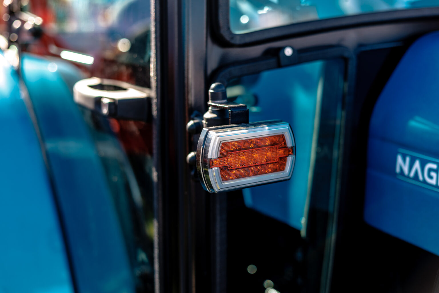 Wer früh am Morgen siliert, bei Dämmerung spritzt oder nach Einbruch der Dunkelheit den Hof rangiert, weiß es sofort: Licht ist kein Zubehör, sondern ein Arbeitsmittel. Eine schwache oder falsch ausgerichtete Leuchte verengt den Blick wie ein schmutziges Fenster. Gute Ausleuchtung dagegen macht Wege, Geräte, Menschen und Hindernisse klar sichtbar. Genau deshalb ist die richtige beleuchtung für landwirtschaftliche maschinen ein Sicherheitsfaktor, der zugleich Zeit spart, Nerven schont und die Präzision auf dem Feld verbessert.