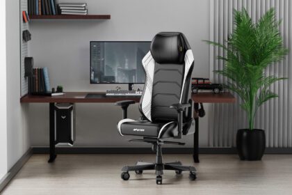 Wer sich heute einen neuen Stuhl anschafft, egal ob fürs Gaming oder fürs Homeoffice, steht früher oder später vor einer ganz einfachen Frage: Stoff oder Kunstleder? Beides hat seine Fans. Manche mögen den klassischen, etwas sportlichen Look von Kunstleder, andere bevorzugen die weichere und atmungsaktive Oberfläche von Stoff. Am Ende passt beides, nur eben zu unterschiedlichen Gewohnheiten. Wichtiger als die Optik ist im Alltag oft etwas anderes: Wie sich der Stuhl nach mehreren Stunden Sitzen anfühlt. Temperatur, Komfort, Pflege und Material machen hier mehr aus, als man auf den ersten Blick denkt. Gerade weil solche Stühle längst nicht mehr nur zum Spielen genutzt werden, sondern auch im Homeoffice oder beim Arbeiten am Rechner, lohnt sich ein genauerer Blick.