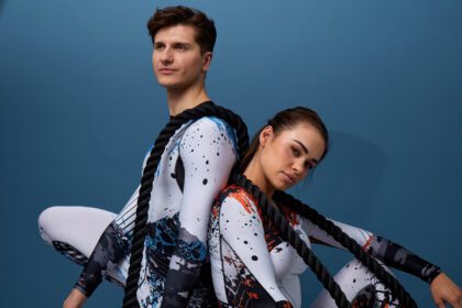 Viele regelmäßig trainierende Personen richten ihren Fokus hauptsächlich auf den Kauf guter Sportschuhe und die Erstellung eines Trainingsplans, das Thema Bekleidung in den Hintergrund rücken. Dabei hat die Entwicklung der Textiltechnologie dazu geführt, dass zeitgemäße Sportkleidung nicht mehr nur dem Schutz des Körpers dient, sondern den Körper aktiv während des Trainings unterstützt. Es spielt keine große Rolle, ob du ins Fitnessstudio gehst, läufst, Fitness betreibst oder Kampfsport ausübst, was du zum Training anziehst, hat einen direkten Einfluss auf dein Wohlbefinden und deine Trainingsleistung.