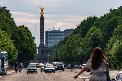 Der erste war ein roter Kleinwagen, Baujahr 2019, Frau aus Markkleeberg hatte ihn zwei Monate vorher bei einem Händler in Leipzig-Plagwitz gekauft, Tacho bei 54000, Preis 8900 Euro, Geburtstagsgeschenk von ihrem Mann. Sie kam zum Reifenwechsel in die Werkstatt von Andreas Becker in Leipzig-Connewitz, kleine Bude in einer Seitenstraße hinter der Karl-Liebknecht-Straße, vier Hebebühnen, drei Mechaniker, Becker macht das seit zwanzig Jahren. Sein Meister hat beim Reifenwechsel die Bremsen angeschaut und gesagt die Scheiben und Beläge passen nicht zu 54000 Kilometern, eher zu 120000 oder mehr. Becker hat die OBD-Schnittstelle ausgelesen und im Fehlerspeicher des Airbag-Steuergeräts einen Eintrag gefunden der auf eine Laufleistung von 138000 hindeutete. 138000 zu 54000, das sind 84000 Kilometer Differenz, und bei einem Kleinwagen in dieser Preisklasse macht das leicht 3500 bis 4000 Euro Unterschied.