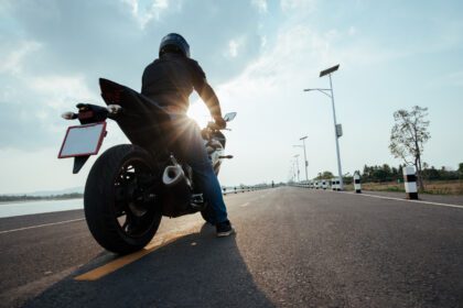 Stell dir vor, du gleitest fast lautlos durch die Stadt oder über kurvige Landstraßen. Kein Röhren, kein Vibrieren - nur der Fahrtwind und das reine Gefühl der Beschleunigung. Das ist die Welt der Elektromotorräder. Doch bevor du dich in dieses Abenteuer stürzt, gibt es ein paar Dinge, die du wissen solltest.