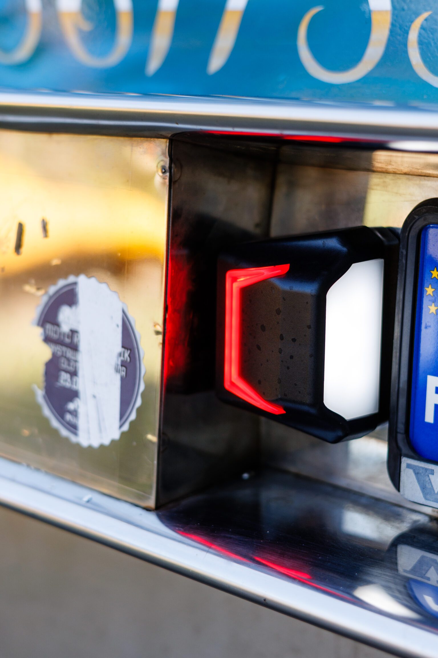Die Kennzeichenbeleuchtung wirkt unscheinbar, ist im Straßenverkehr aber ein klar geregeltes Bauteil. Fällt sie aus oder leuchtet sie ungleichmäßig, riskierst du nicht nur ein Bußgeld, sondern auch Probleme bei der Hauptuntersuchung. Gerade bei Transportern, Anhängern und Lkw lohnt sich deshalb der Umstieg auf LED. Eine moderne Lösung verbessert die Ablesbarkeit des Kennzeichens, arbeitet zuverlässiger bei Nässe und reduziert den Wartungsaufwand spürbar.