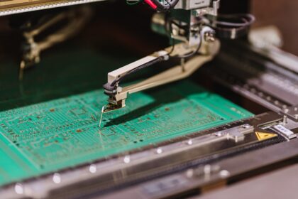 Die Wahl des Leiterplattenherstellers ist eine Entscheidung, die sich auf die Qualität, Termintreue und Sicherheit des realisierten Elektronikprojekts auswirken kann. Die Leiterplatte bildet die Grundlage jedes Geräts - von einfachen Steuermodulen bis hin zu hochentwickelten Industriesystemen. Daher sollte ein guter Partner in der Leiterplattenfertigung nicht nur die reine Auftragsabwicklung bieten, sondern auch Prozessstabilität und Vorhersehbarkeit der Zusammenarbeit. Auf welche Merkmale sollten Sie besonders achten?