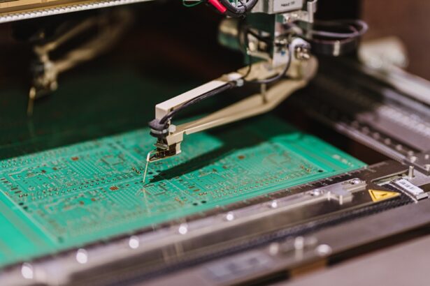 Die Wahl des Leiterplattenherstellers ist eine Entscheidung, die sich auf die Qualität, Termintreue und Sicherheit des realisierten Elektronikprojekts auswirken kann. Die Leiterplatte bildet die Grundlage jedes Geräts - von einfachen Steuermodulen bis hin zu hochentwickelten Industriesystemen. Daher sollte ein guter Partner in der Leiterplattenfertigung nicht nur die reine Auftragsabwicklung bieten, sondern auch Prozessstabilität und Vorhersehbarkeit der Zusammenarbeit. Auf welche Merkmale sollten Sie besonders achten?