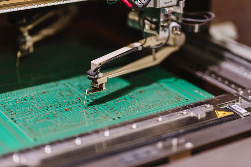 Die Wahl des Leiterplattenherstellers ist eine Entscheidung, die sich auf die Qualität, Termintreue und Sicherheit des realisierten Elektronikprojekts auswirken kann. Die Leiterplatte bildet die Grundlage jedes Geräts - von einfachen Steuermodulen bis hin zu hochentwickelten Industriesystemen. Daher sollte ein guter Partner in der Leiterplattenfertigung nicht nur die reine Auftragsabwicklung bieten, sondern auch Prozessstabilität und Vorhersehbarkeit der Zusammenarbeit. Auf welche Merkmale sollten Sie besonders achten?