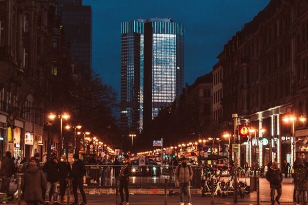 Straßenbeleuchtung wird im Alltag häufig erst dann bewusst wahrgenommen, wenn sie nicht richtig funktioniert, obwohl sie jeden Abend eine wichtige Rolle im öffentlichen Raum übernimmt. Sie sorgt nicht einfach nur dafür, dass Straßen nach Sonnenuntergang heller werden, sondern unterstützt die Orientierung, verbessert die Erkennbarkeit von Verkehrsteilnehmern und trägt dazu bei, öffentliche Bereiche auch bei Dunkelheit sinnvoll nutzen zu können. Mit der zunehmenden Verbreitung moderner LED-Technik verändern sich gleichzeitig die Möglichkeiten, wie Straßen, Gehwege, Kreuzungen oder Plätze beleuchtet werden können. Eine gut geplante LED-Straßenbeleuchtung verbindet deshalb funktionale Anforderungen mit Energieeffizienz und einer möglichst bedarfsgerechten Lichtverteilung.