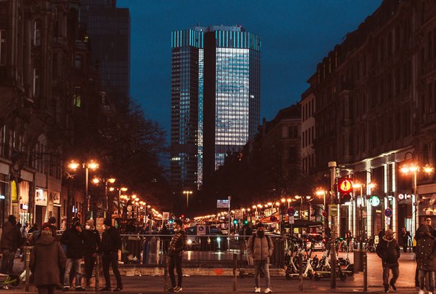 Straßenbeleuchtung wird im Alltag häufig erst dann bewusst wahrgenommen, wenn sie nicht richtig funktioniert, obwohl sie jeden Abend eine wichtige Rolle im öffentlichen Raum übernimmt. Sie sorgt nicht einfach nur dafür, dass Straßen nach Sonnenuntergang heller werden, sondern unterstützt die Orientierung, verbessert die Erkennbarkeit von Verkehrsteilnehmern und trägt dazu bei, öffentliche Bereiche auch bei Dunkelheit sinnvoll nutzen zu können. Mit der zunehmenden Verbreitung moderner LED-Technik verändern sich gleichzeitig die Möglichkeiten, wie Straßen, Gehwege, Kreuzungen oder Plätze beleuchtet werden können. Eine gut geplante LED-Straßenbeleuchtung verbindet deshalb funktionale Anforderungen mit Energieeffizienz und einer möglichst bedarfsgerechten Lichtverteilung.