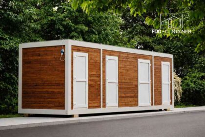 In Parks, Freibädern und auf öffentlichen Marktplätzen müssen modulare Sanitärcontainer für Zeiten mit hohem Besucheraufkommen ausgelegt sein, etwa für Wochenenden, die Sommersaison oder Markttage. Als Betreiber eines öffentlichen Bereichs legst du in der Planungsphase die Anzahl der Kabinen, die Aufstellung der Container und die erforderliche Ausstattung entsprechend der geschätzten Nutzerzahl zu Spitzenzeiten fest.